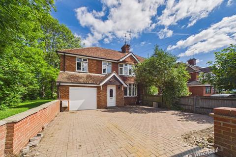 5 bed property, in Tring Road, £550,000