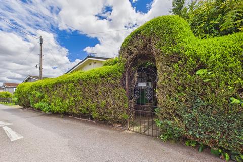 3 bed property, in Second Avenue, £90,000