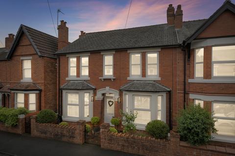 4 bed property, in Kingsland, £400,000