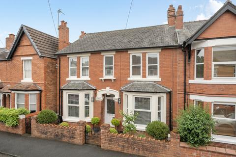 4 bed property, in Kingsland, £400,000