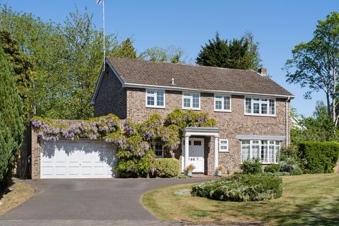 4 bed property, in Pine Walk, £1,395,000