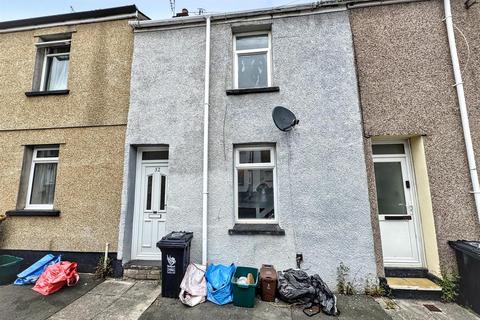 2 bed property, in Jones Street, £165,000