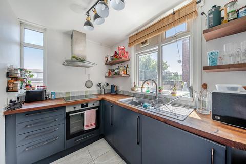 2 bed property, in Carlton Grove, £350,000