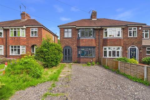 3 bed property, in Ashby Road, £230,000