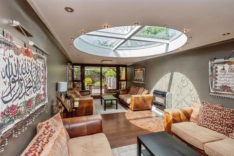 3 bed property, in Franchise Street, £230,000