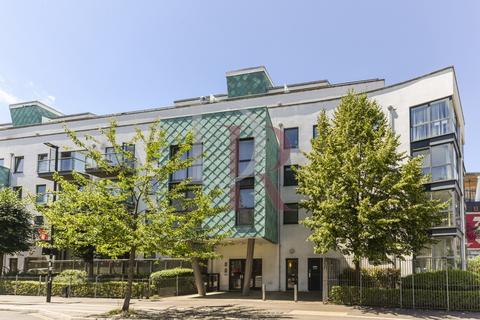 1 bed property, in 13, £450,000