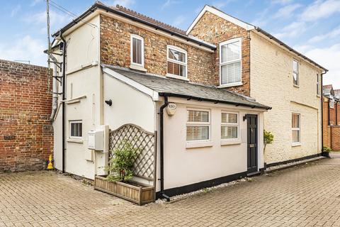 1 bed property, in Long Garden Walk, £350,000