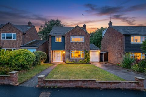 3 bed property, in Saxon Way, £725,000