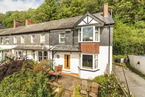 3 bed property, in Dyfnant Terrace, £295,000