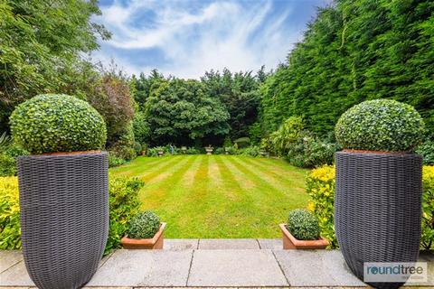 5 bed property, in Manor Hall Avenue, £2,150,000