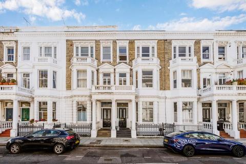 2 bed property, in Perham Road, £495,000