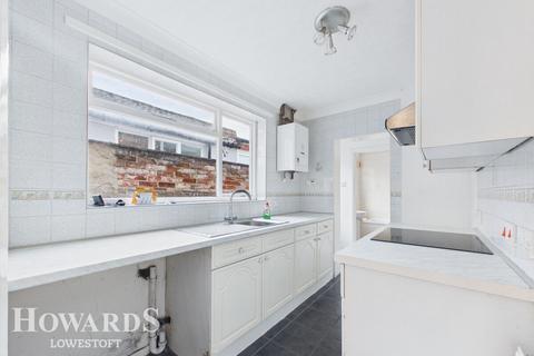 3 bed property, in Clarence Road, £140,000