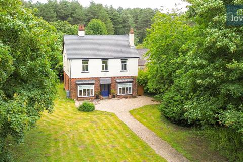 5 bed property, in Warren Road, £575,000