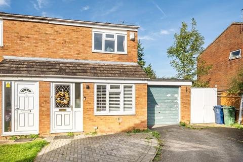 2 bed property, in Fletcher Road, £375,000