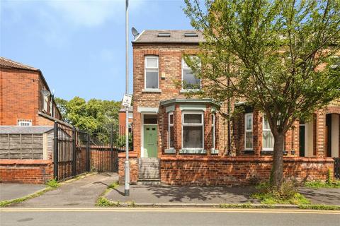 4 bed property, in Davenport Avenue, £400,000