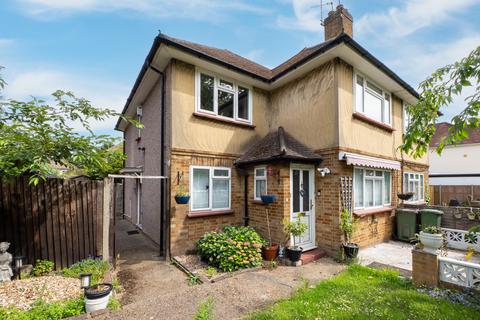 2 bed property, in Gloucester Gardens, £325,000