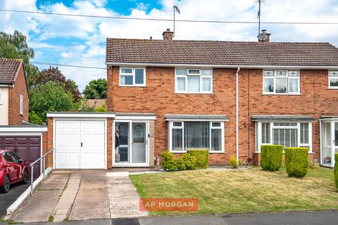 3 bed property, in Fordhouse Road, £335,000