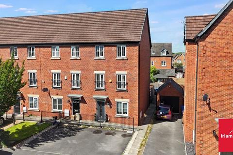4 bed property, in Lorna Way, £300,000