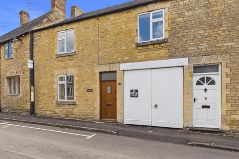 2 bed property, in Hall Hill, £275,000