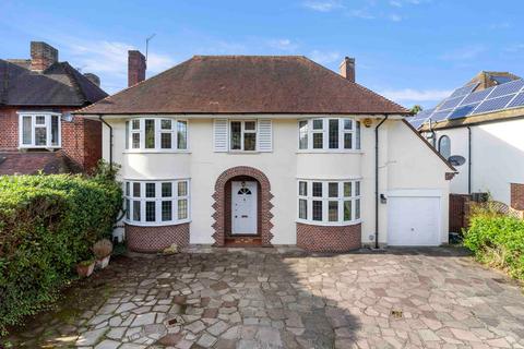 4 bed property, in Manor Road South, £1,395,000