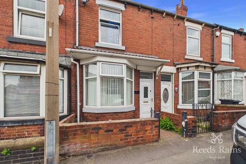 2 bed property, in Highwoods Road, £100,000