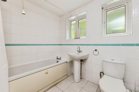 2 bed property, in Hillside Mount, £85,000