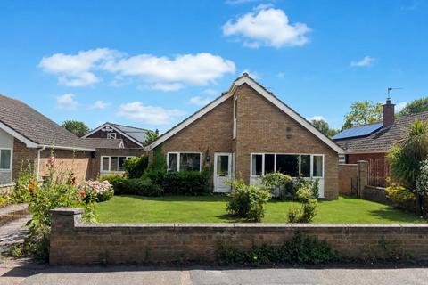 3 bed property, in Cemetery Road, £220,000