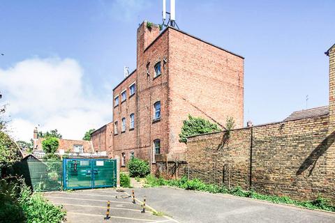 1 bed property, in Crawthorne Street, £145,000