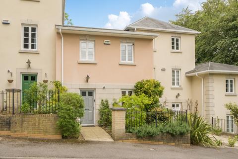 3 bed property, in Queens Gate, £800,000