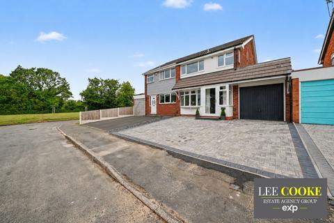 3 bed property, in Kingswood Drive, £260,000