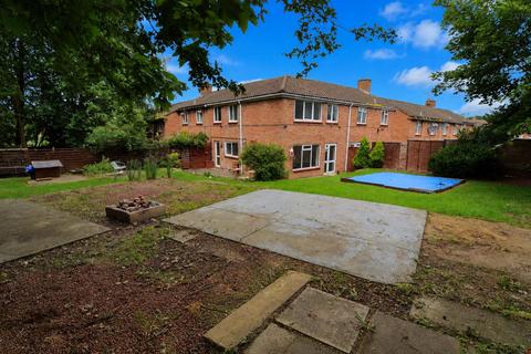 4 bed property, in Garden Avenue, £425,000
