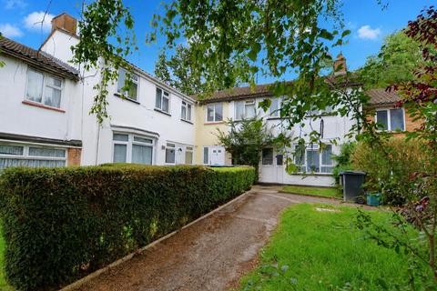 4 bed property, in Garden Avenue, £425,000