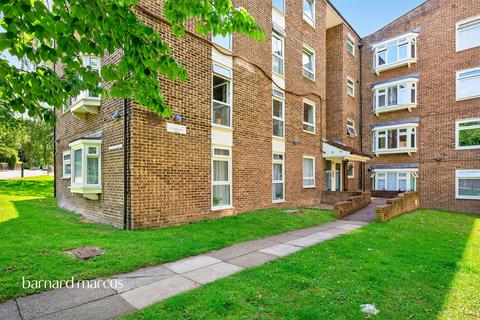 1 bed property, in Langley Park Road, £250,000
