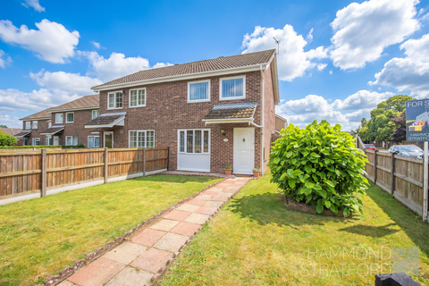 3 bed property, in Paddock Gardens, £250,000
