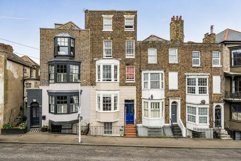 1 bed property, in Rose Hill, £125,000