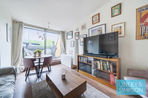 2 bed property, in Merchants House, £240,000