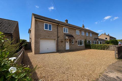 5 bed property, in Addison Close, £375,000