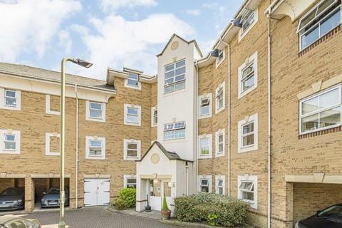 2 bed property, in Sunbury-On-Thames TW16, £180,000