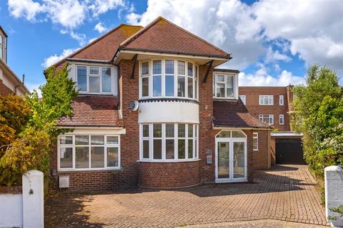 5 bed property, in Rye Close, £850,000
