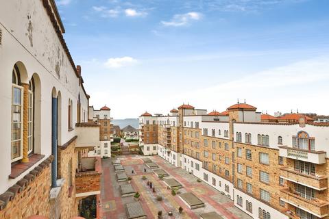 2 bed property, in Sea Road, £230,000