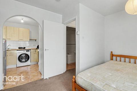 1 bed property, in Badgers Close, £150,000