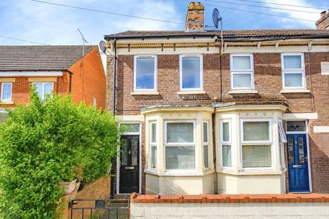 2 bed property, in Victoria Street, £230,000
