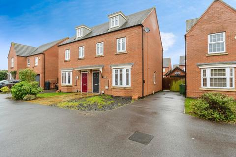 3 bed property, in Loddington Close, £250,000