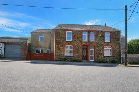 4 bed property, in High Street, £105,000