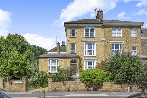 1 bed property, in Forest Hill Road, £375,000