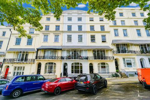 2 bed property, in Wellington Square, £155,000