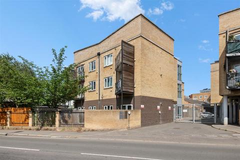 1 bed property, in Hamilton Court, £234,950
