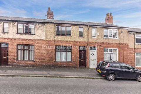 2 bed property, in Hillcrest Avenue, £125,000