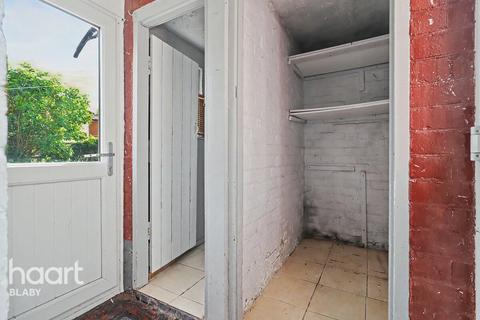 2 bed property, in Spencer Road, £180,000