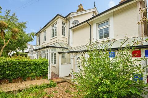 3 bed property, in Victoria Avenue, £350,000